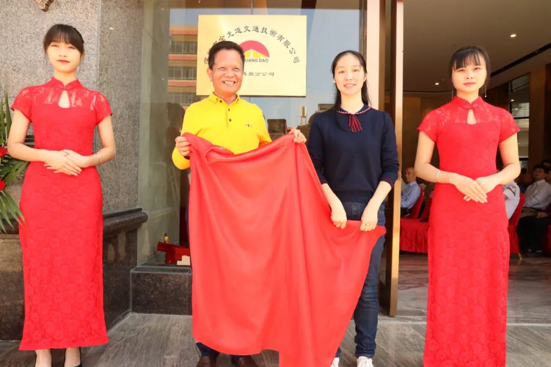 杜錦周董事長(zhǎng)與鶴市鎮(zhèn)人民政府鎮(zhèn)長(zhǎng)陳素麗共同揭牌