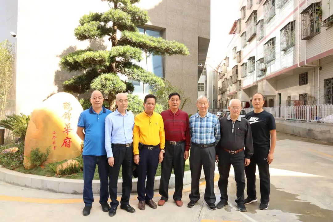 杜錦周與出席典禮的部分嘉賓合影