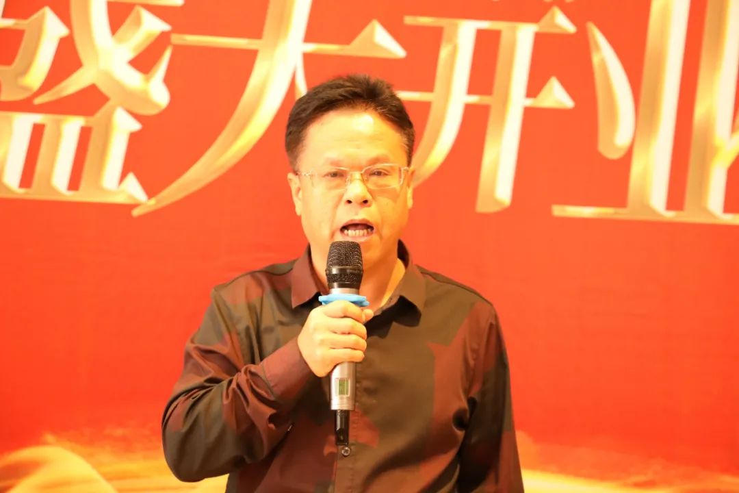 鶴市鎮(zhèn)黨委書記黃新明發(fā)言